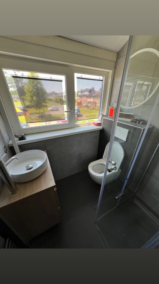 Badkamer met douche en toilet