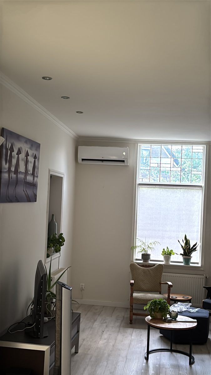 Airco binnenunit in woonkamer