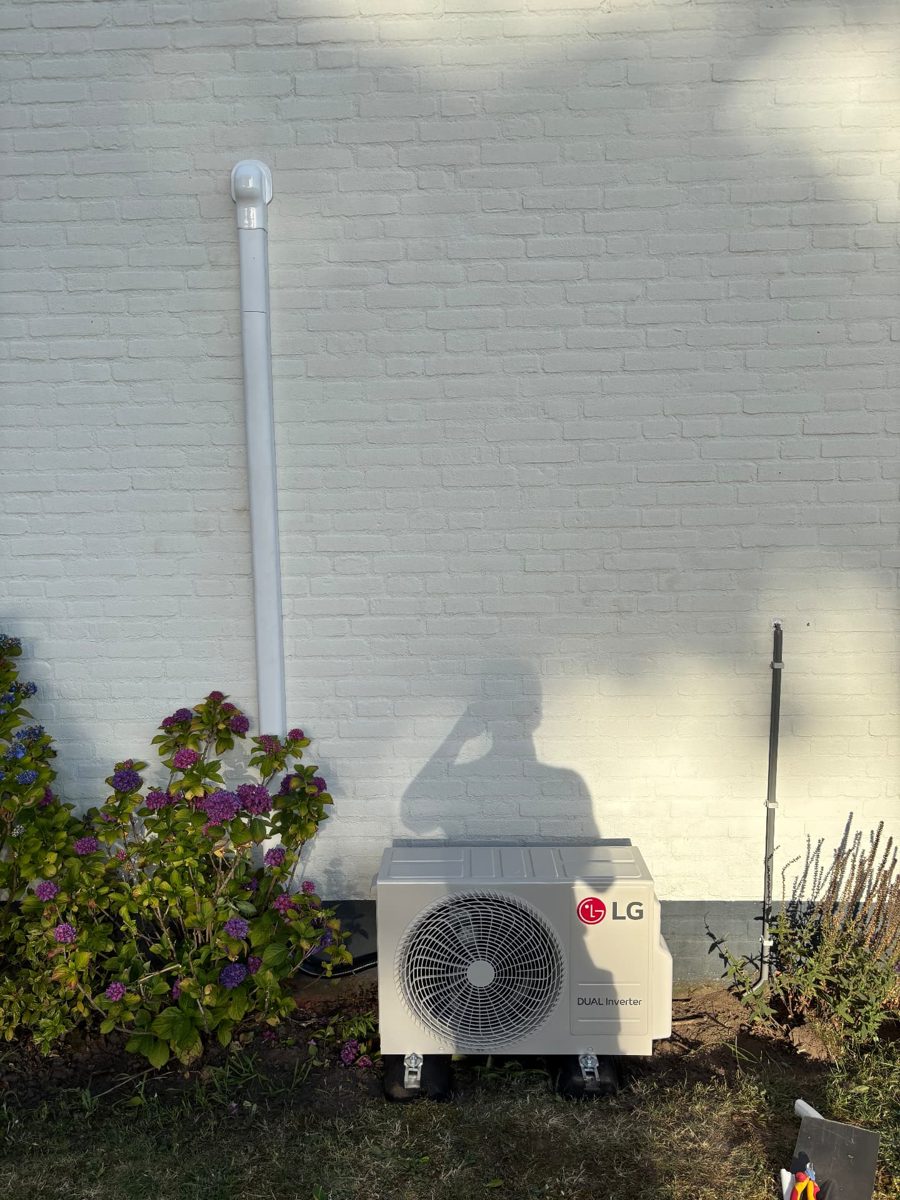 LG airco buitenunit in de tuin